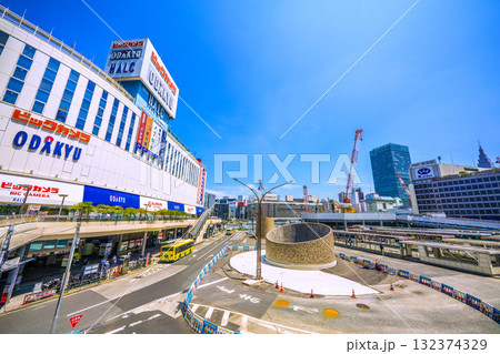 日本の東京都市景観　新宿西口ロータリー入口や新宿駅前、新宿駅西口再開発などを望む…新時代へ 132374329