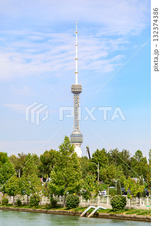 ウズベキスタンの首都タシケントにあるテレビ塔(タワー)のとても美しい風景 ウズベキスタンの首都タシケントにあるテレビ塔(タワー)のとても美しい風景 132374386