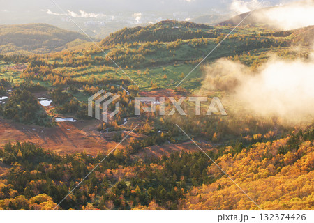 朝日に照らされる芳ヶ平湿原・日本国道標高最高地点から　　　　　　　　　　　　　　　　　　　　　　　　 132374426