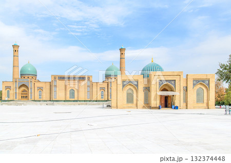 ウズベキスタンの首都タシケントにあるハズラティイマームモスクのとても美しい外観風景 132374448