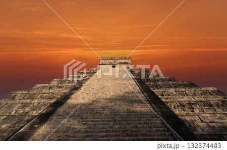 mayan pyramid in Chichen Itza ruins, Yucatan, Mexico mayan pyramid in Chichen Itza ruins, Yucatan, Mexico 132374483