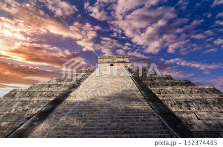 mayan pyramid in Chichen Itza ruins, Yucatan, Mexico mayan pyramid in Chichen Itza ruins, Yucatan, Mexico 132374485