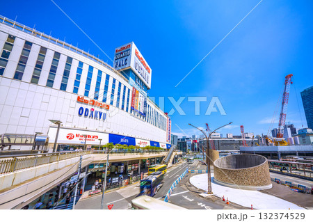 日本の東京都市景観　新宿西口ロータリー入口や新宿駅前、新宿駅西口再開発などを望む…新時代へ 132374529