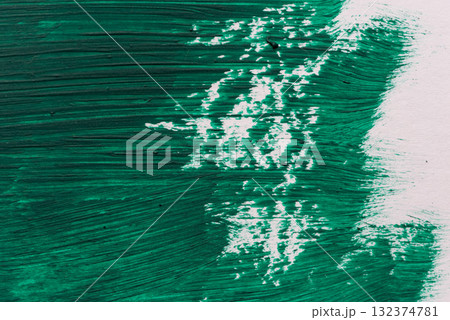 緑色の絵具で塗った背景 132374781