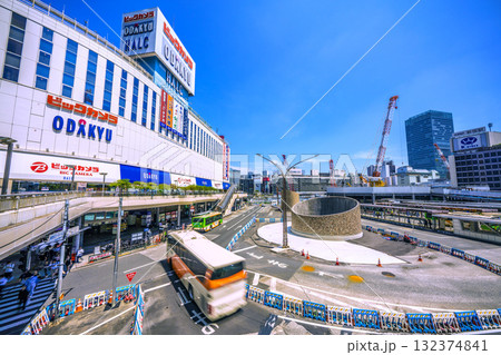 日本の東京都市景観 新宿西口ロータリー入口や小田急ハルク、新宿駅西口再開発などを望む…新時代へ 日本の東京都市景観 新宿西口ロータリー入口や小田急ハルク、新宿駅西口再開発などを望む…新時代へ 132374841