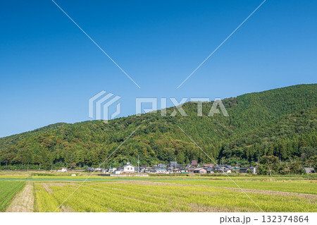 マキノ町ののどかな田園風景　滋賀県高島市 132374864
