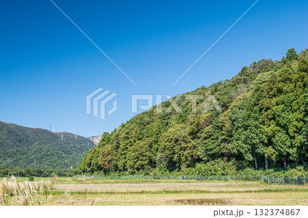 マキノ町の田園風景　稲刈りの終わった田んぼ　滋賀県高島市 132374867