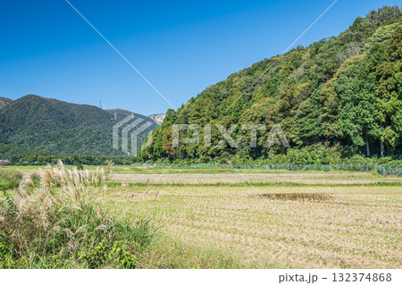 マキノ町の田園風景　稲刈りの終わった田んぼ　滋賀県高島市 132374868