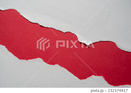 赤背景に破れた紙 132374917