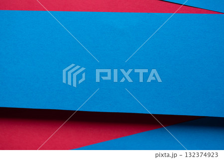 重なる青色と赤色の画用紙 132374923