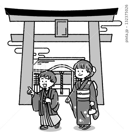 着物を着て神社に参拝する男の子と女の子 132375026