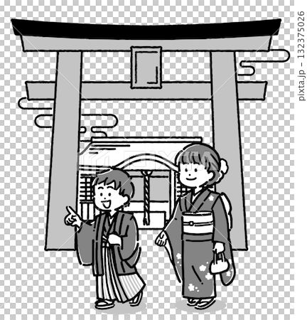 着物を着て神社に参拝する男の子と女の子 132375026