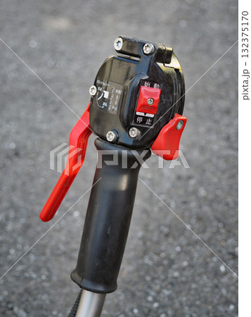 エンジン刈払機のハンドル部 132375170