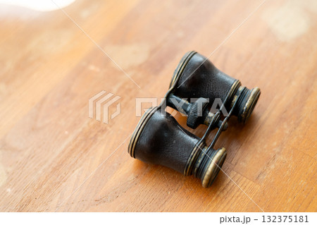 美しい古い双眼鏡 132375181