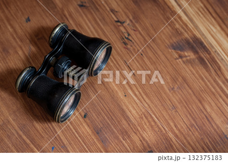 美しい古い双眼鏡 132375183