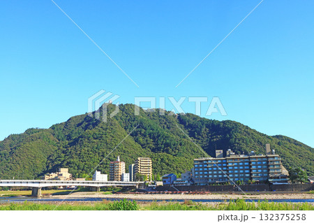 岐阜県岐阜市、長良川温泉と金華山の風景 岐阜県岐阜市、長良川温泉と金華山の風景 132375258