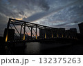 夕暮れの橋 132375263