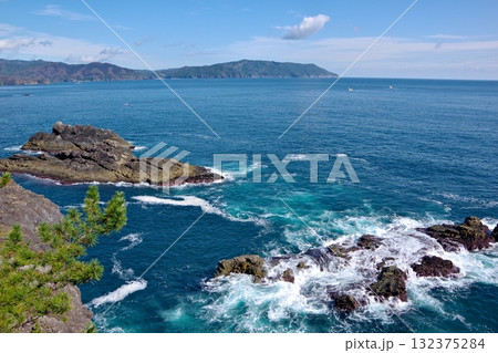 岩手県大船渡市にある碁石海岸の磯の風景 132375284