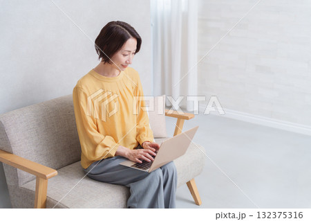 パソコンで仕事する女性 パソコンで仕事する女性 132375316