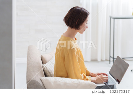 パソコンで仕事する女性 132375317