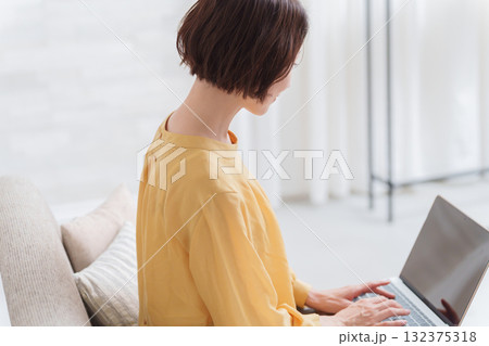 パソコンで仕事する女性 パソコンで仕事する女性 132375318