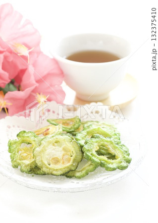 お茶とゴーヤーチップス 132375410