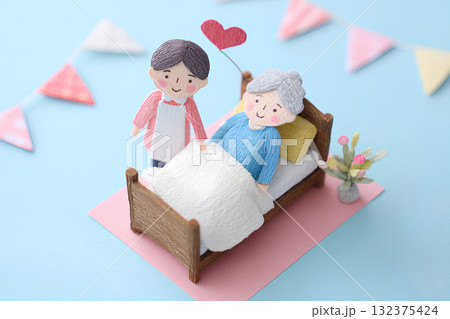 高齢者と優しい看護師の温かい日常(3D・ペーパークラフト) 高齢者と優しい看護師の温かい日常(3D・ペーパークラフト) 132375424