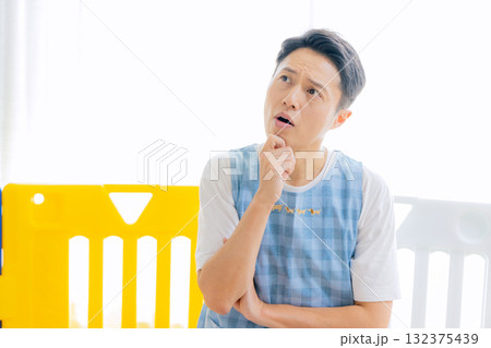 保育士の男性　悩む 132375439