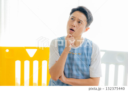 保育士の男性　悩む 132375440