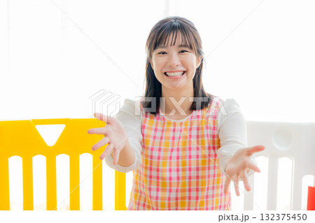 保育士　女性 132375450