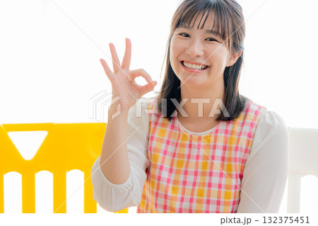保育士 女性 保育士 女性 132375451