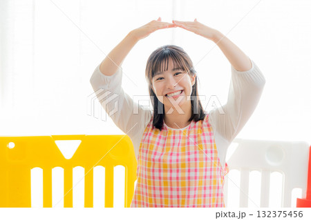 保育士　女性 132375456