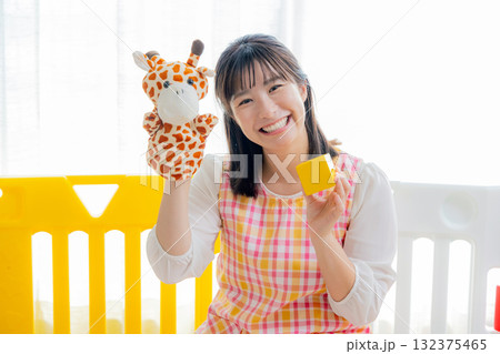 保育士　女性 132375465