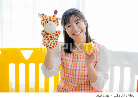 保育士 女性 保育士 女性 132375466