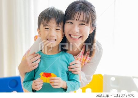 保育士と園児 132375470