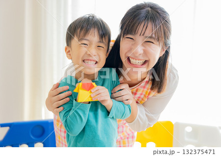 保育士と園児 132375471