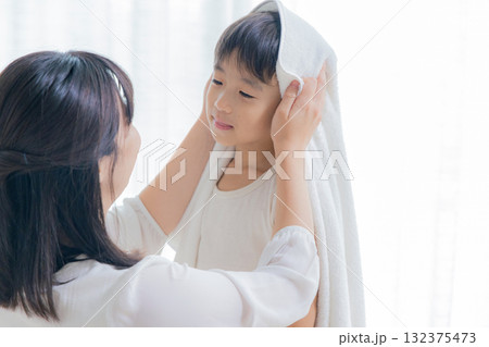 タオルで子供を拭くママ 132375473