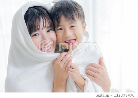 タオルで子供を拭くママ タオルで子供を拭くママ 132375476
