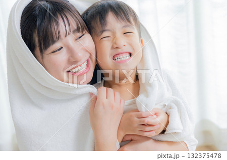 タオルで子供を拭くママ タオルで子供を拭くママ 132375478