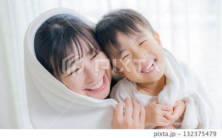 タオルで子供を拭くママ 132375479