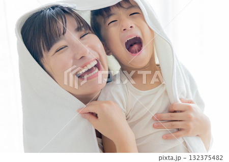 タオルで子供を拭くママ タオルで子供を拭くママ 132375482