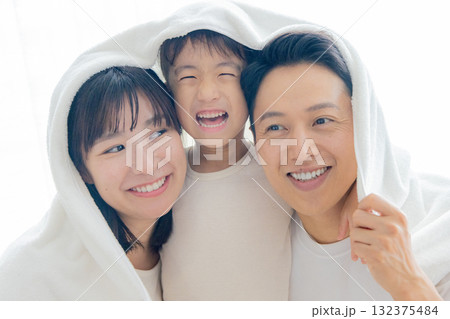 仲の良い温かな家族のイメージ 132375484