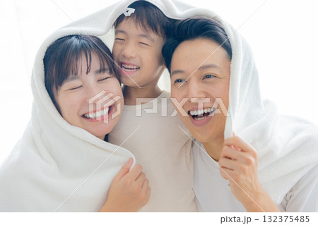 仲の良い温かな家族のイメージ 132375485