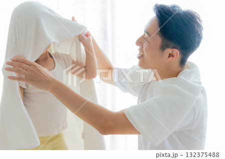 お風呂上がりにタオルで子供を拭く父親 お風呂上がりにタオルで子供を拭く父親 132375488