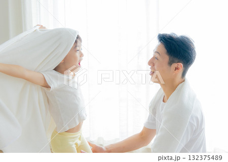 お風呂上がりにタオルで子供を拭く父親 132375489