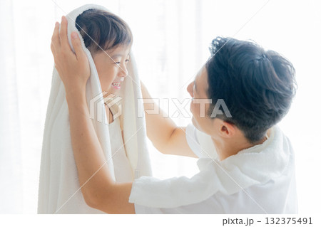 お風呂上がりにタオルで子供を拭く父親 お風呂上がりにタオルで子供を拭く父親 132375491