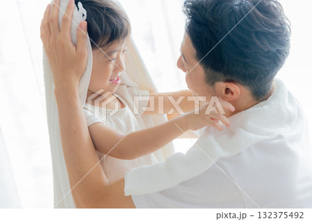 お風呂上がりにタオルで子供を拭く父親 お風呂上がりにタオルで子供を拭く父親 132375492