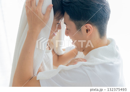 お風呂上がりにタオルで子供を拭く父親 132375493