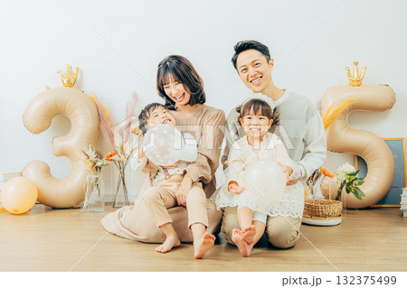 記念撮影をする家族 132375499