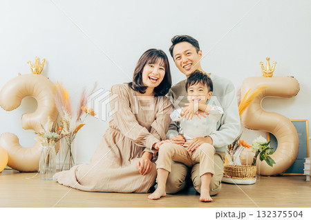 誕生日を祝う家族 誕生日を祝う家族 132375504